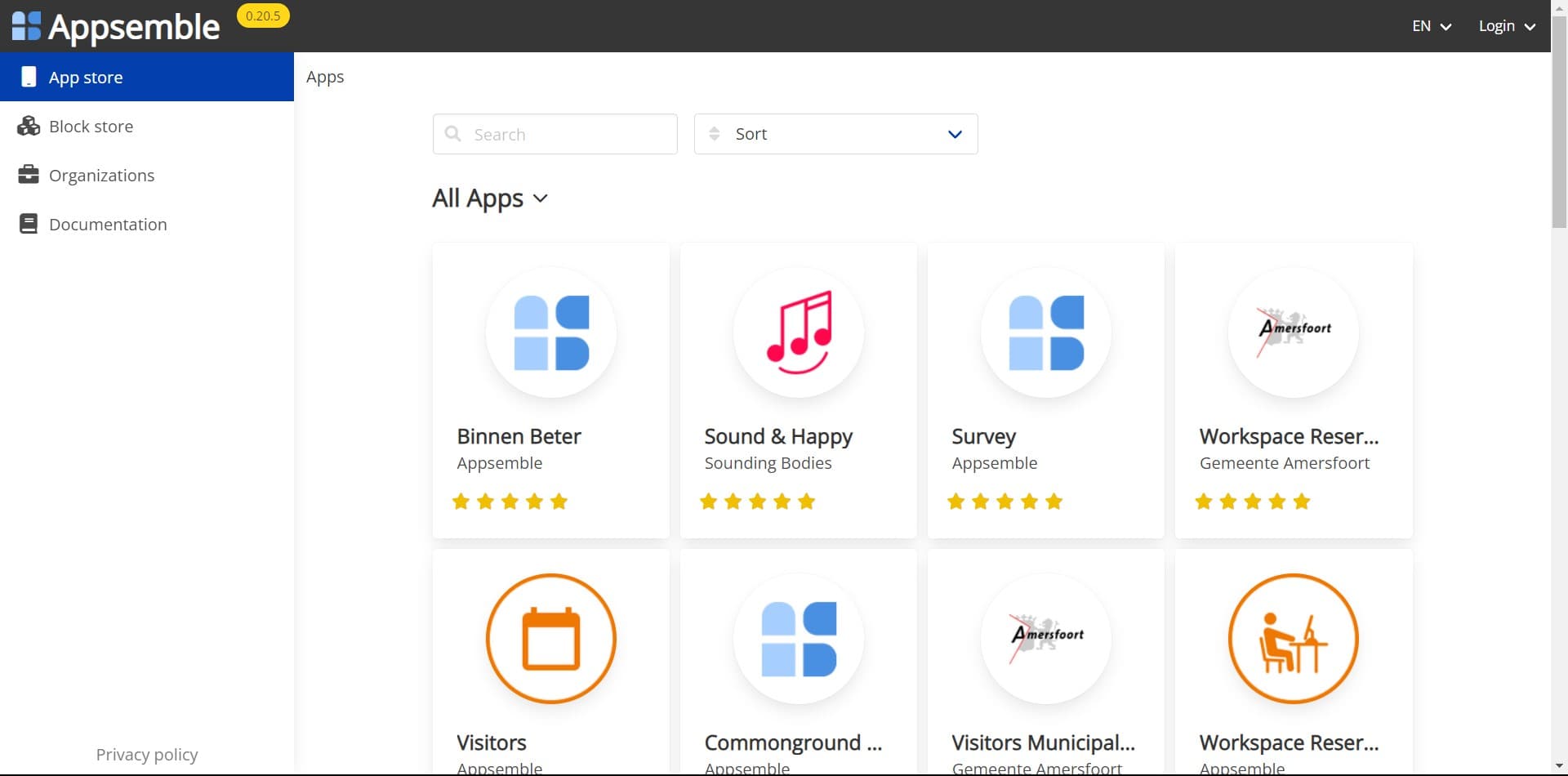 Screenshot van Appsemble's app store interface met een groot aantal applicaties. Uitgelichte apps zijn onder andere 'Binnen Beter' en 'Sound & Happy' van Sounding Bodies, beide met hoge gebruikerswaarderingen. Andere apps zijn ' Survey' van Appsemble, 'Workspace Reservation' van Gemeente Amersfoort, 'Visitors' van Appsemble, 'Commonground' van Appsemble, en een andere 'Workspace Reservation' app. De interface heeft een navigatiebalk aan de linkerkant met opties voor App store, Block store, Organisaties en Documentatie.