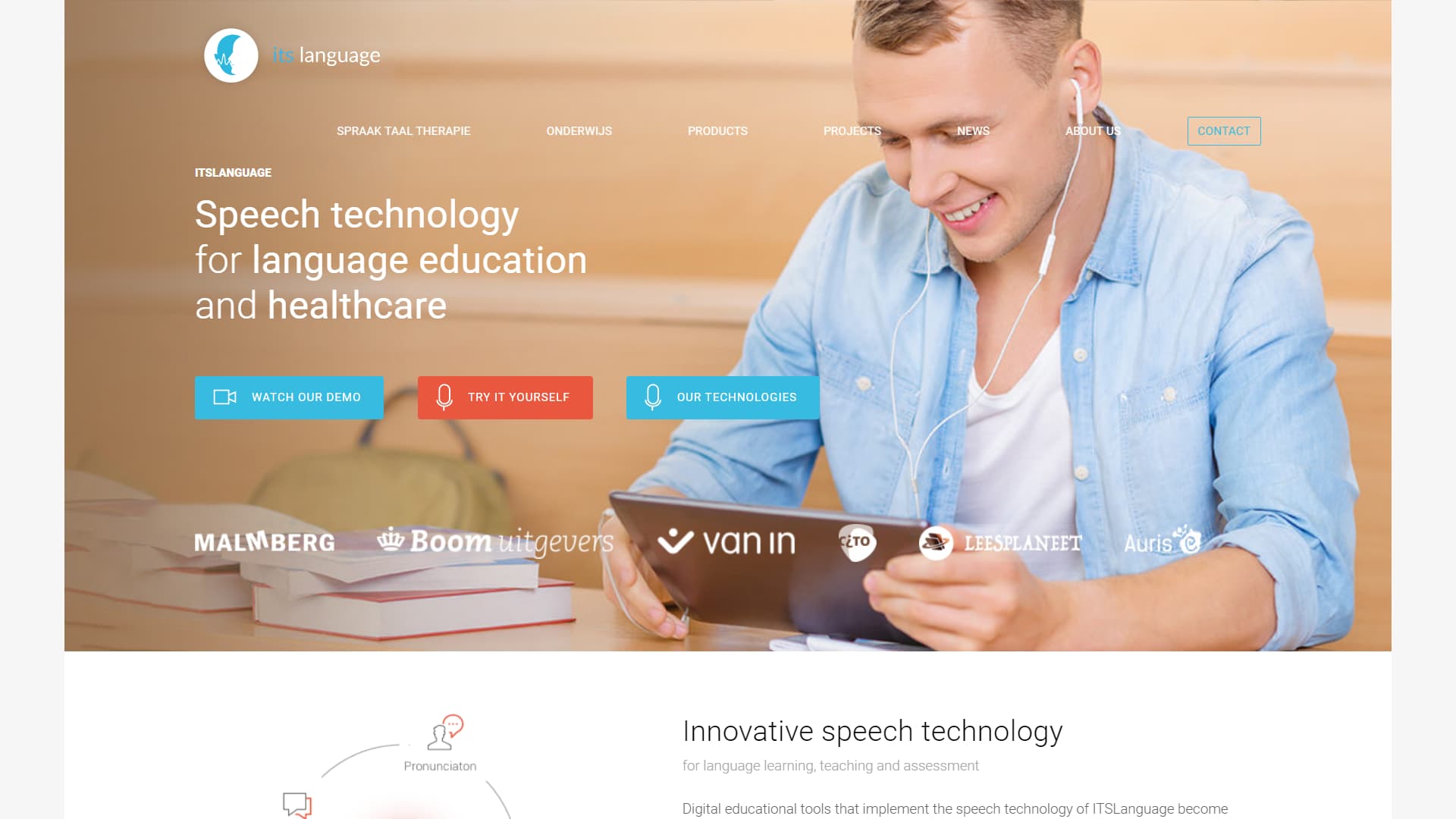 Homepage van de website 'its language', met spraaktechnologie voor taalonderwijs en gezondheidszorg. Een jonge man met een blauw shirt en een koptelefoon lacht terwijl hij een tablet gebruikt. Daaronder staan logo's van partnerorganisaties zoals MALMBERG, Boom uitgevers, VAN IN, Leesplanet en Auris. De pagina biedt opties om een demo te bekijken, de technologie uit te proberen en meer te weten te komen over hun producten, waarbij de nadruk ligt op uitspraak- en taalleermiddelen.